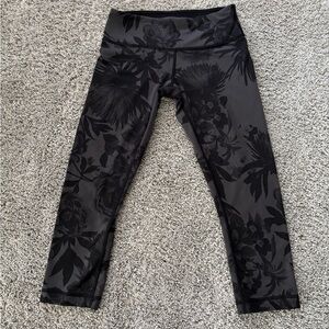 Lululemon Athletica Black and Gray Floral Cropped Leggings Size 4